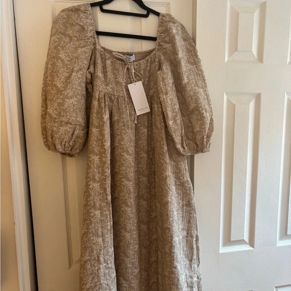 Chic Beige Floral Maxi Dress - Picture 2 of 3